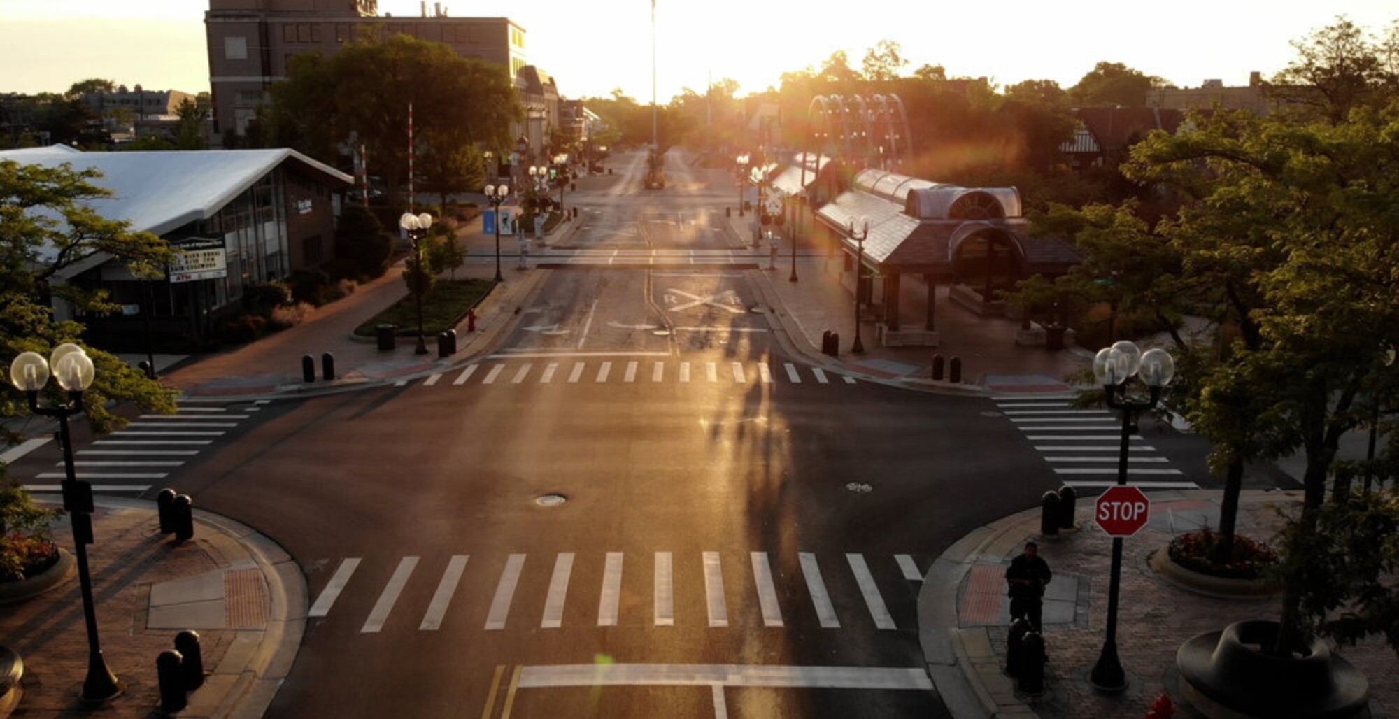 Picture of the Highland Park, IL downtown at dusk.